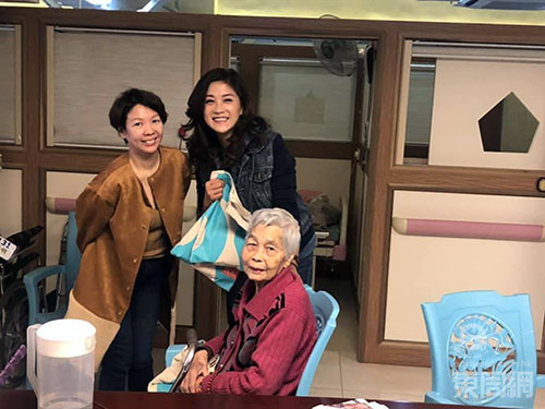 Okay Healthcare 的創辦人－余小姐 (左方) 及袁潔儀小姐 (右方) 向長者送上愛心禮物。